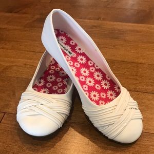 White American Eagle Flats